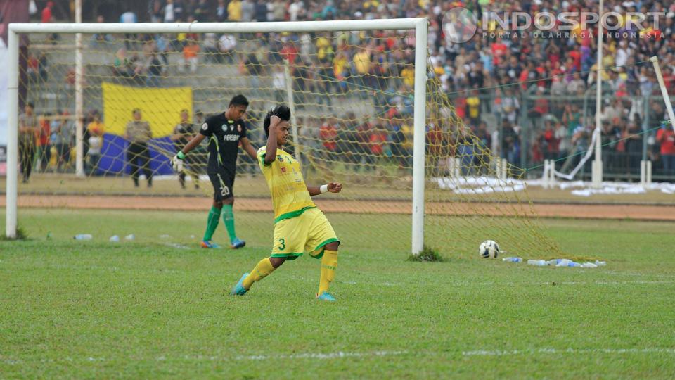 Pemain Cilegon United, Dado Sutisna, merayakan gol penalti yang menjebol gawang Persibat Batang yang dijaga oleh Moch. Sendri Johansyah. Pertandingan dilaksanakan di lapangan sepakbola Krakatau Steel, Cilegon, Banten, Minggu (28/09/14).